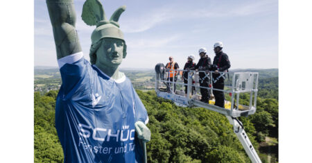 Main sponsor Schüco thrilled by sporting success — Schüco dresses Germany’s tallest statue in a football jersey of Arminia Bielefeld Main sponsor Schüco thrilled by sporting success — Schüco dresses Germany's tallest statue in a football jersey of Arminia Bielefeld