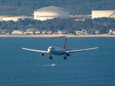 Hong Kong Airlines celebrates the inaugural flight to Sydney