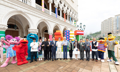Guests of honour go on a guided tour of “Dopamine: Fountain of Happiness” Tuesday at The Venetian Macao. (PRNewsfoto/Sands China Ltd.)