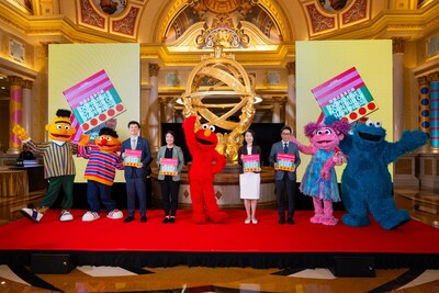 Grant Chum presents a book featuring the art of Sands China’s Art Macao 2025 exhibitions to guests of honour Tuesday. (PRNewsfoto/Sands China Ltd.)