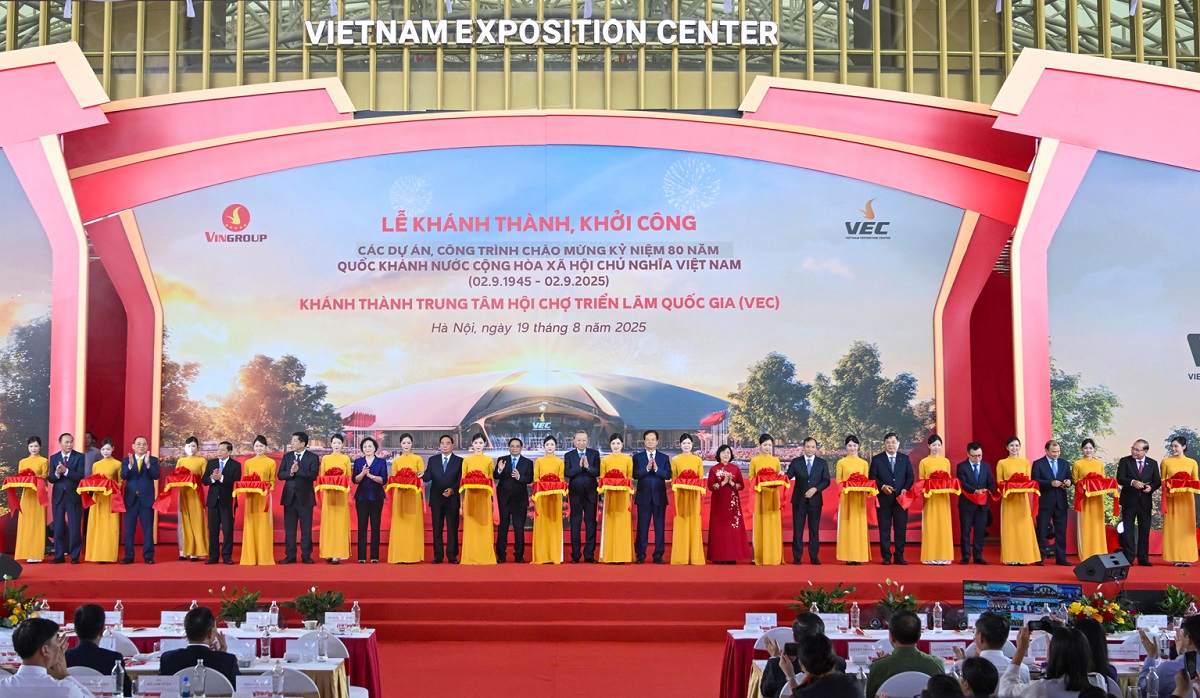 The General Secretary, the Prime Minister, and other delegates cut the ribbon to inaugurate the National Exhibition and Convention Center – a key national project.