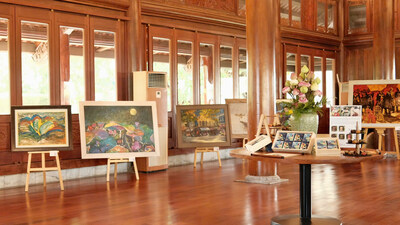 Trăng Lên ỉnh núi focuses on a poetic theme, presenting a diverse collection of works from 06 local Vietnamese artists - masters of traditional lacquer techniques with accomplished oil painters