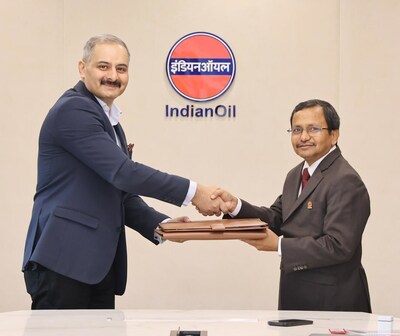 Left to Right: Mr. Masood Mallick, Managing Director and Group CEO, Re Sustainability, exchanging MoU with Mr. Bankim Patra, Country Head (Lubes), Indian Oil Corporation Limited.