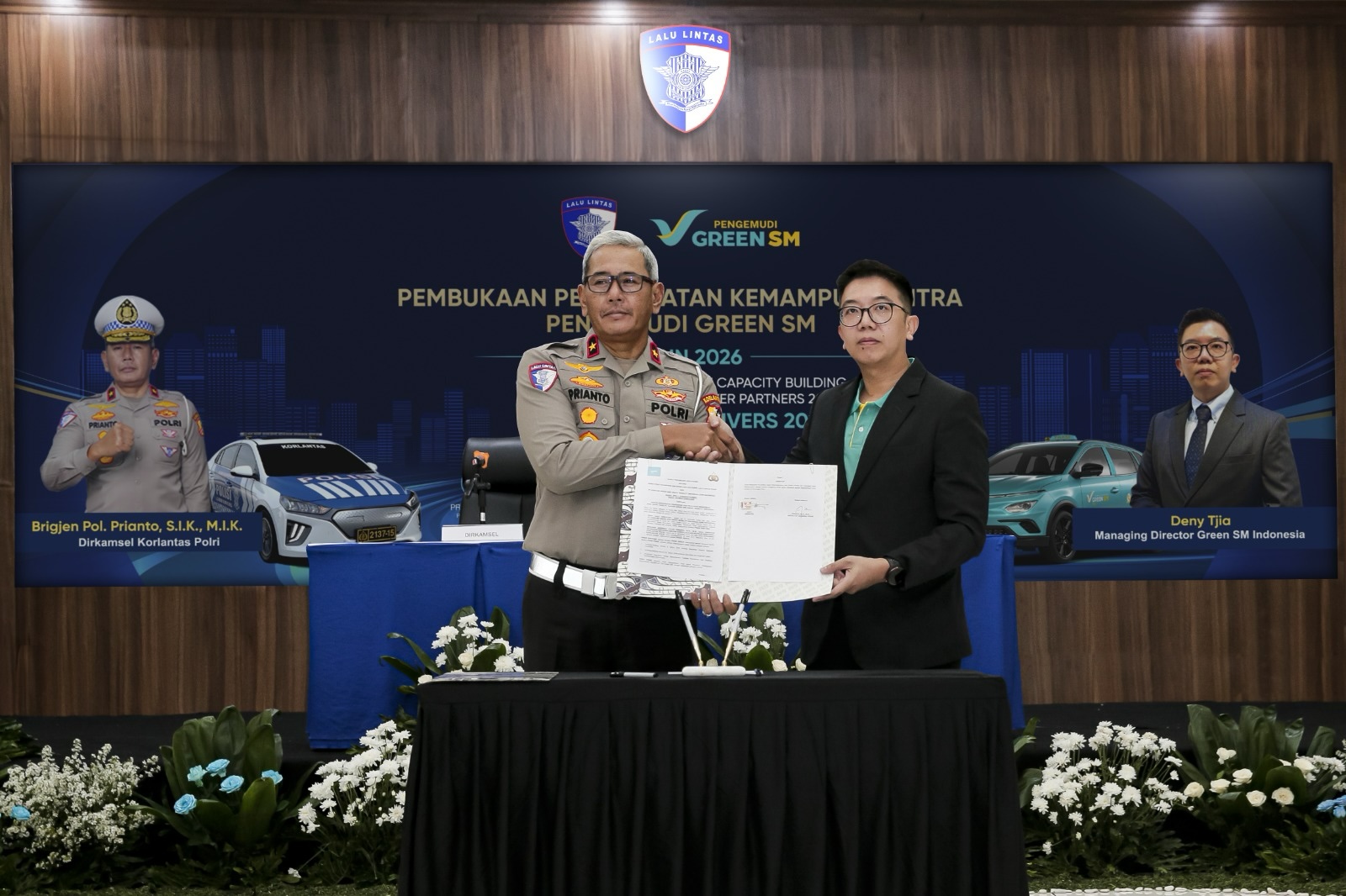 Deny Tjia, Managing Director of Green SM Indonesia, with Dirkamsel Korlantas Polri Brigadier General Pol. Prianto, following the signing of a MoU at the opening of Green SM's driver safety training program at ISDC Serpong, May 18, 2026.