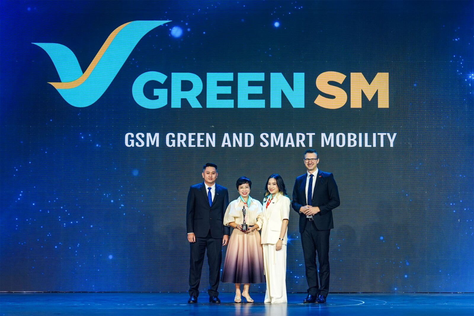Green SM representatives receive the