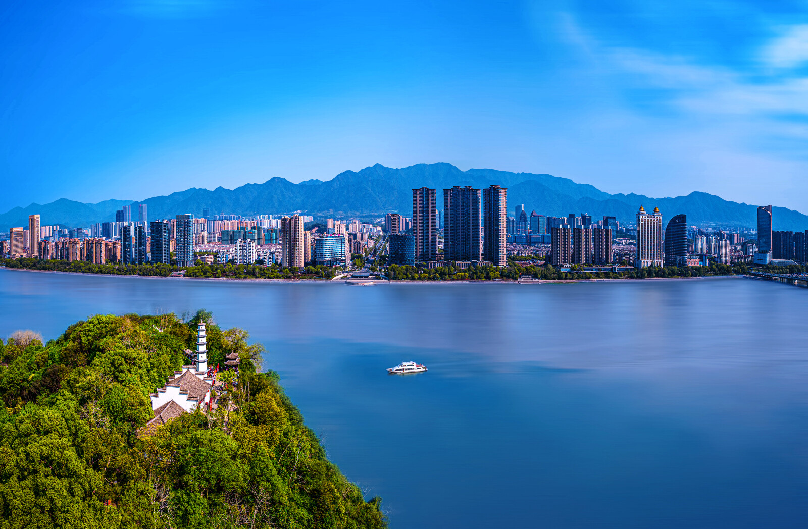 Scenic Tonglu County. Photo by Huang Qiang